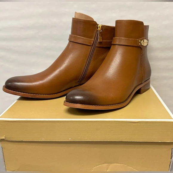 NIB MICHAEL Michael Kors Finley Luggage Flat Bootie Ankle Boots 8.5 - Picture 1 of 14